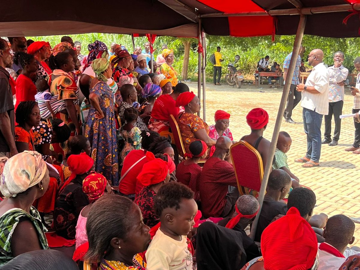 EtorJFlolu's tweet photo. On Monday the 22nd of July 2024, I presided over a short ceremony to distribute cash  and start up kits to over 250 beneficiaries selected from the Livelihood Empowerment Against Poverty (LEAP) and Labour Intensive Public Works (LIPW) households within the Afadzato South District https://t.co/feE6IBEXAK