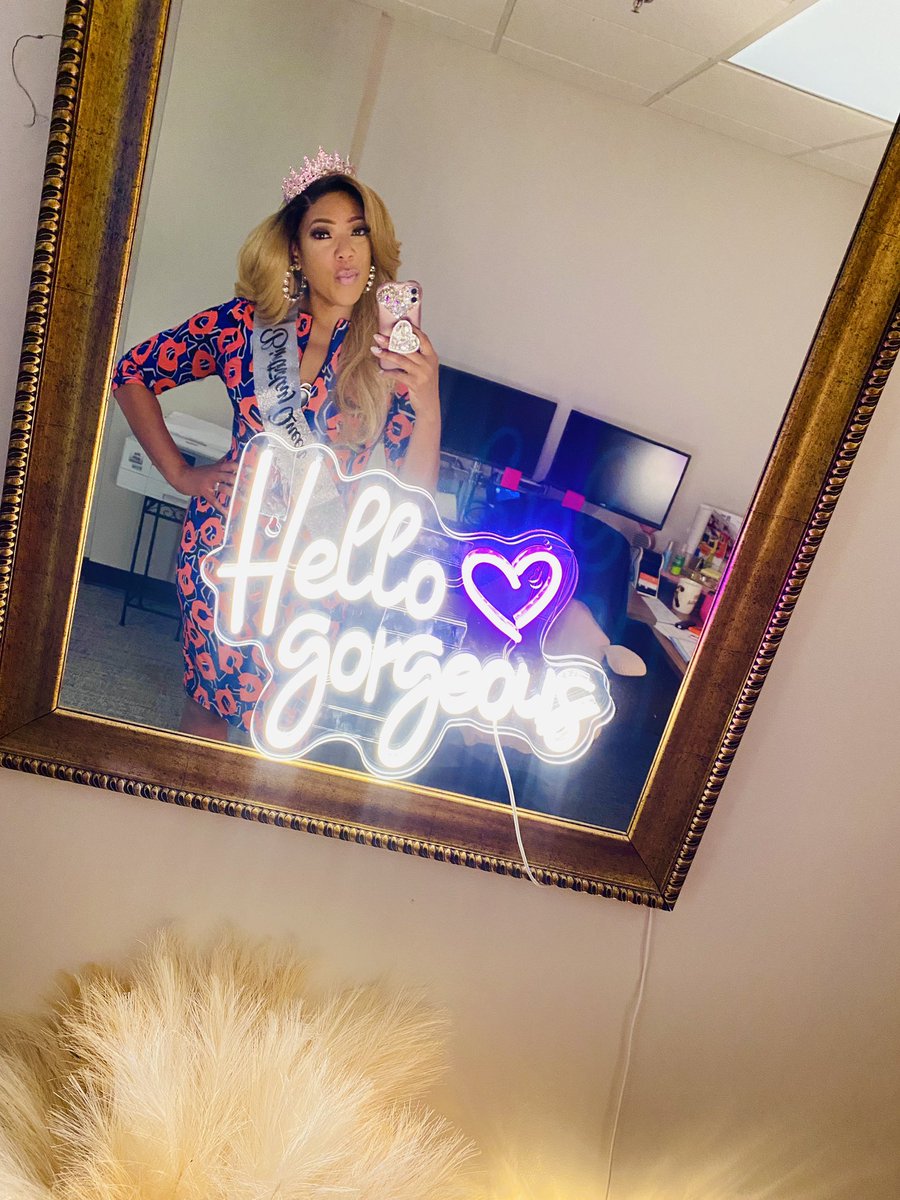 HarrietvWallace's tweet image. How we’re starting the day - bday crown from hubby &amp;amp; sash from my sis. Then, changing out to my evening crown bought by my big sis. #BirthdayEnergy #Queen4TheDay #LeoSeason