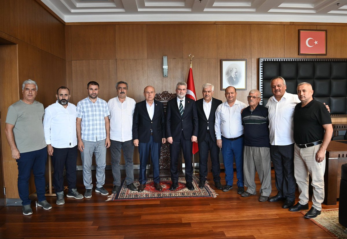 KAHRAMANMARASA2's tweet photo. ASKF Yönetimi olarak, @buyuksehirkm Başkanı Sayın @firatgorgel 'i ziyaret ettik.
Ziyarette Amatör Ailemizin sorunlarını ve taleplerini ilettik.
Çözümcül Yaklaşımları,ilgisi ve desteği için TEŞEKKÜR EDİYORUZ @OA_BAK @TFF_Org @mehbaykan @AliDusmezz @CemilBOZ https://t.co/uk7YcaxVb6