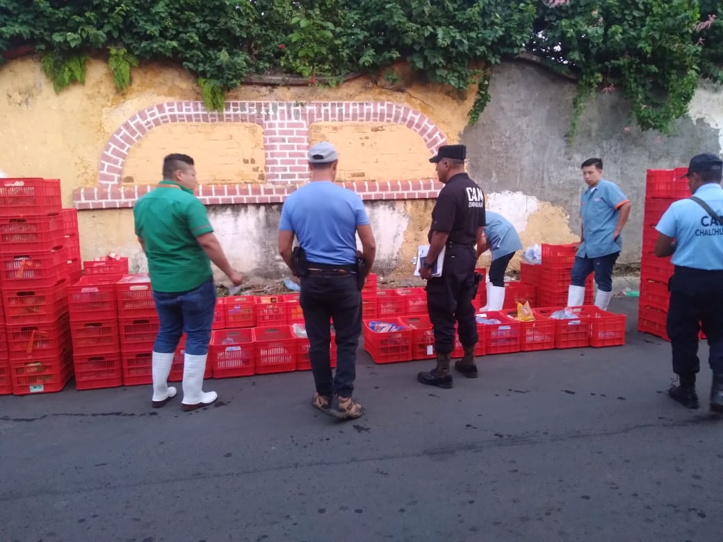 JorgeCastro_SAO's tweet photo. Los agarramos de manera infraganti a las 5 de la mañana.
Esta empresa distribuidora de piezas de pollo tenía años de venir a distribuir sus piezas, pero después de hacerlo en los diferentes lugares colocaban las bandejas en la calle y botaba el líquido con sangre en la acera, avenidas y tragantes, les hicimos ver que al hacerlo contaminaban todos esos lugares. 
Les pusimos la multa respectiva y les exigimos lavar el sitio.