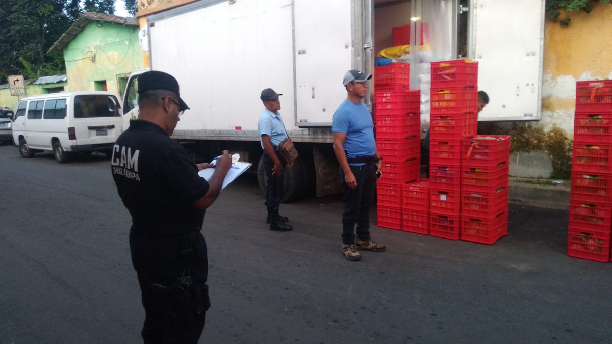 JorgeCastro_SAO's tweet photo. Los agarramos de manera infraganti a las 5 de la mañana.
Esta empresa distribuidora de piezas de pollo tenía años de venir a distribuir sus piezas, pero después de hacerlo en los diferentes lugares colocaban las bandejas en la calle y botaba el líquido con sangre en la acera, avenidas y tragantes, les hicimos ver que al hacerlo contaminaban todos esos lugares. 
Les pusimos la multa respectiva y les exigimos lavar el sitio.