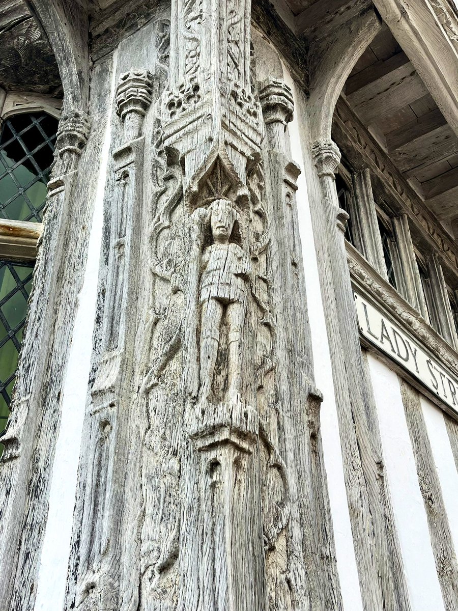 katephillips29's tweet photo. Parts of the beautiful Lavenham Guildhall, Suffolk. Dating from the 1500’s, this impressive and sprawling building still dominates the market area of the village. https://t.co/QcLCt4ecdH