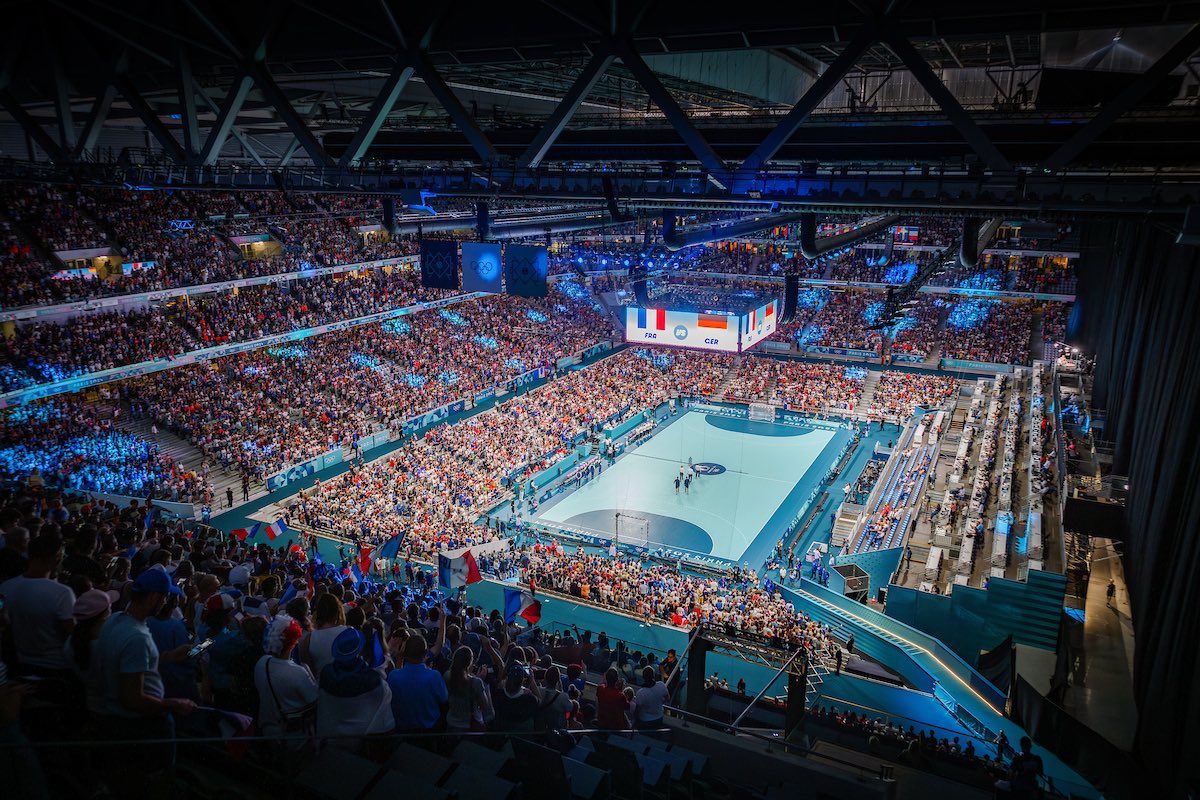 27.000 people are packed into the Stade Pierre-Mauroy to watch the women’s #handball Quarterfinals 

France are putting on a show in front of the home crowd!