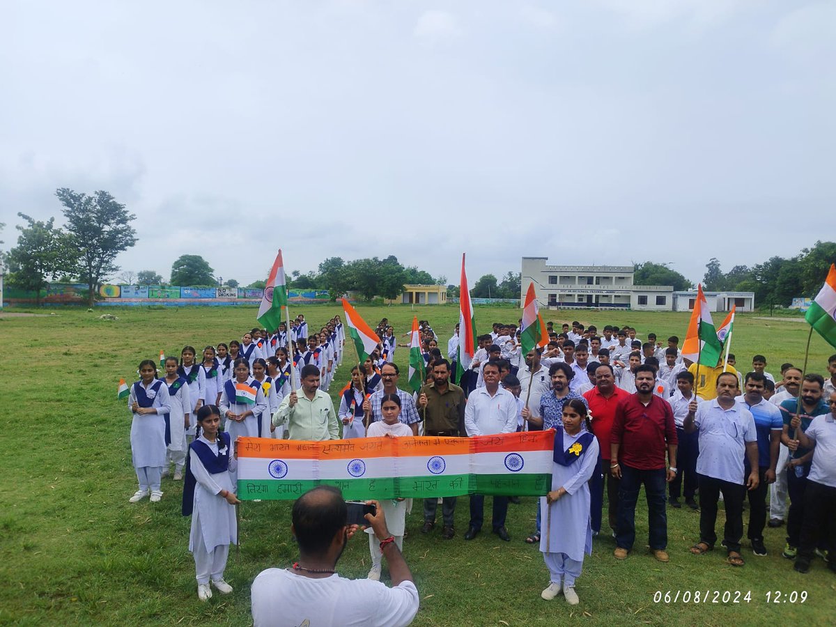 Manjeet_KAS's tweet photo. Tiranga Yatra organised by Tehsil Administration Pargwal. The Yatra Started with Tiranga Pledge, included Tiranga Canvas and culminated with Tiranga Tribute to the Freedom Fighter Capt. Gandharav Singh at Memorial Site Pargwal. https://t.co/EOJEJf4VWL