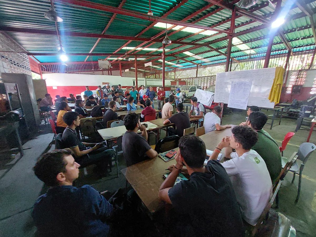 A casa llena iniciamos la formación de Reparación de Motores a Gasolina, de la mano de Samuel Jaspe.
Más de 40 participantes dijeron presente en esta importante y productividad formación que enseñará a los jóvenes, todo lo relacionado con  un motor.

#LoQueDigaNicolás