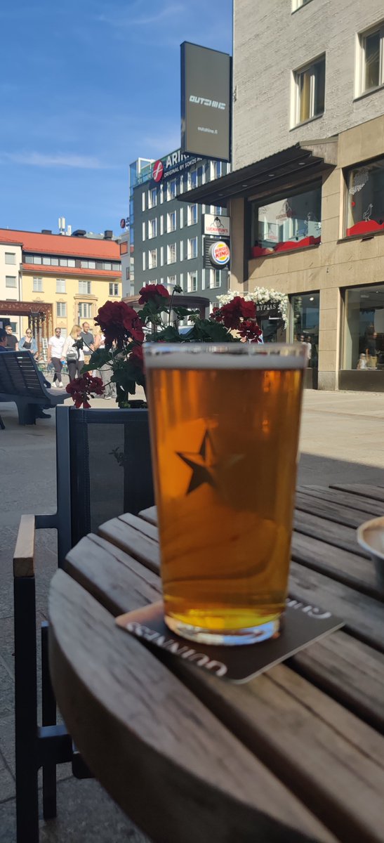 Nyttenhän on niin että lomamies saattaa pyörähtää vaikka patiolla.
Ping <a href="/SalmuSami/">Sami Salmu 🌻</a> jokohan täällä aletaan kohta puhuttelemaan nimellä...