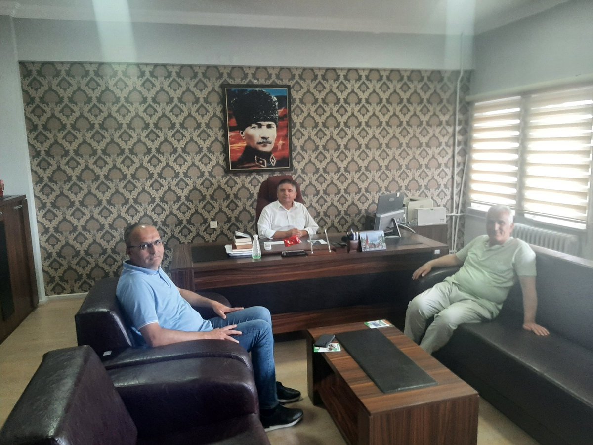 sogutlumem's tweet photo. Daha önce ilçemizde Şube Müdürü olarak görev yapıyor iken Mersin ilinin Erdemli ilçesine  Milli Eğitim Müdürü olarak atanan Sayın Yusuf AÇIKYÖRÜK ve Serdivan İlçesinin Milli Eğitim Müdürü Sayın Ali DERE, İlçe Milli Eğitim Müdürümüz Mustafa BÖLÜKBAŞI' ni  ziyaret ettiler. https://t.co/o9C8nvdf8Y