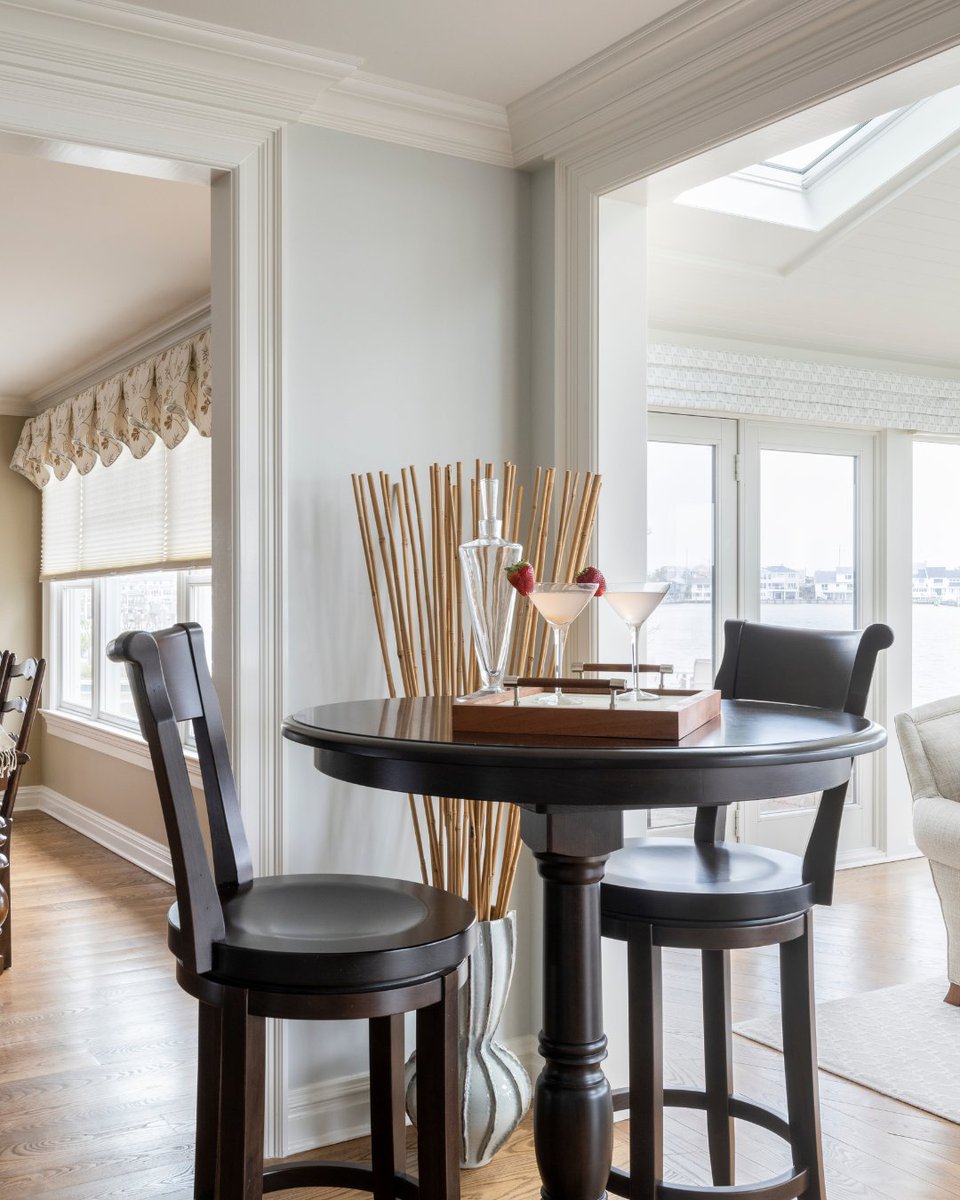 LawrenceMayerID's tweet photo. Incorporating bistro tables is a perfect way to enhance both entertainment and aesthetics. A versatile piece that seamlessly transitions from morning coffee spot to evening cocktail hub.

#InteriorDesign #FamilyRoom #NJInteriorDesign https://t.co/3vwVG6NsvB