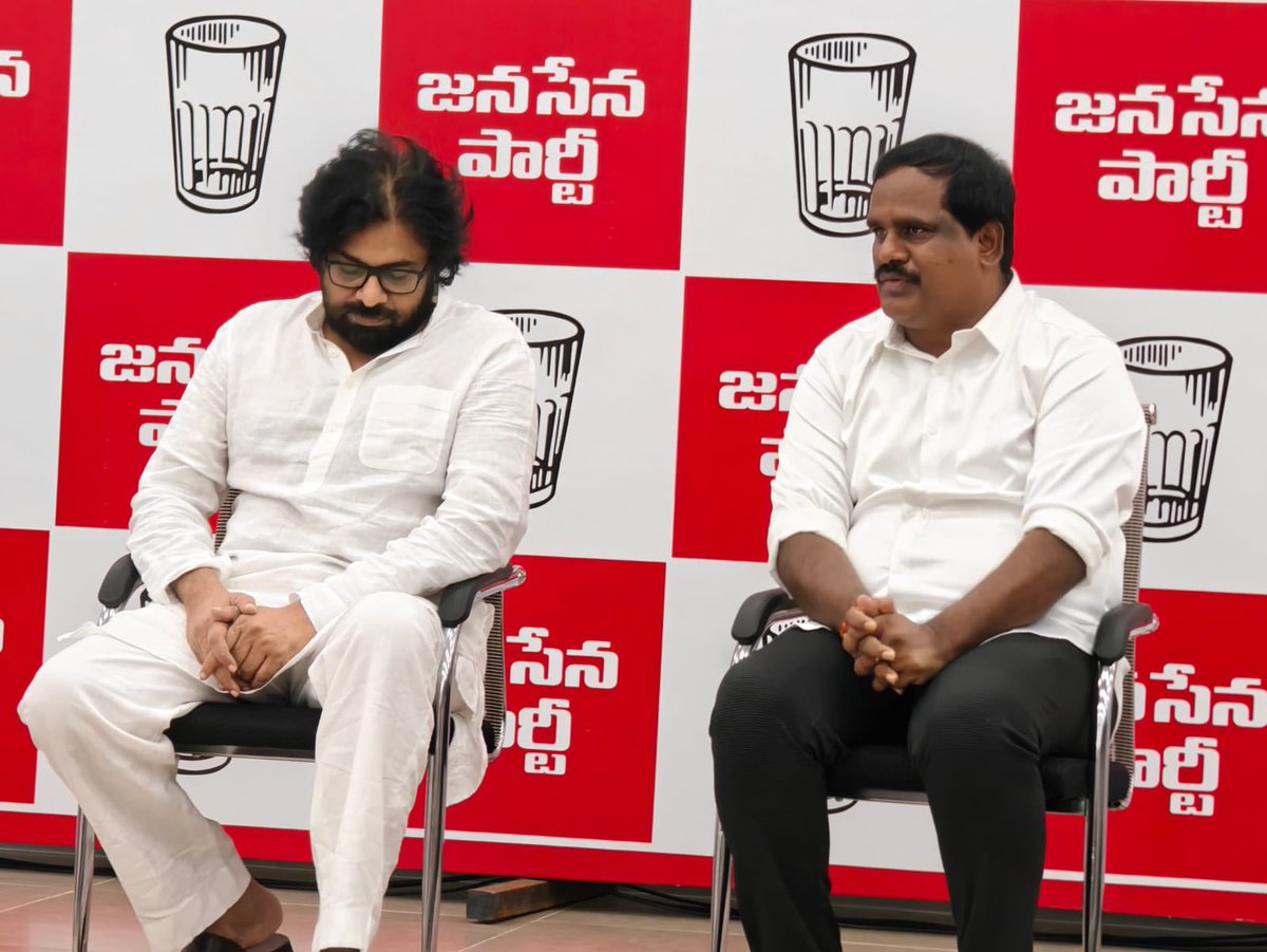 KiranBoidhapu's tweet photo. జనసేన పార్టీలో చేరిన విశాఖకు చెందిన వైసీపీ కార్పొరేటర్లు.
కండువాలు కప్పి పార్టీలోకి ఆహ్వానించిన జనసేన అధినేత, ఉప ముఖ్యమంత్రి శ్రీ @PawanKalyan గారు
జనసేన విశాఖ నగర అధ్యక్షులు, సౌత్ ఎమ్మెల్యే @ChVamsiYadav గారి ఆధ్వర్యంలో చేరిక 👌👏
#JanaSena #Joinings https://t.co/J7ZMiAsaEQ