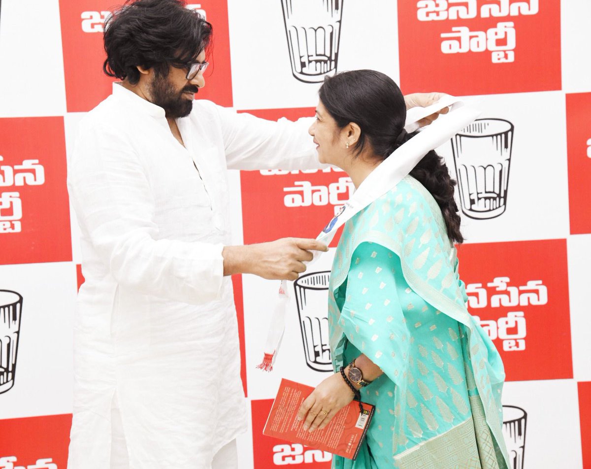 KiranBoidhapu's tweet photo. జనసేన పార్టీలో చేరిన విశాఖకు చెందిన వైసీపీ కార్పొరేటర్లు.
కండువాలు కప్పి పార్టీలోకి ఆహ్వానించిన జనసేన అధినేత, ఉప ముఖ్యమంత్రి శ్రీ @PawanKalyan గారు
జనసేన విశాఖ నగర అధ్యక్షులు, సౌత్ ఎమ్మెల్యే @ChVamsiYadav గారి ఆధ్వర్యంలో చేరిక 👌👏
#JanaSena #Joinings https://t.co/J7ZMiAsaEQ