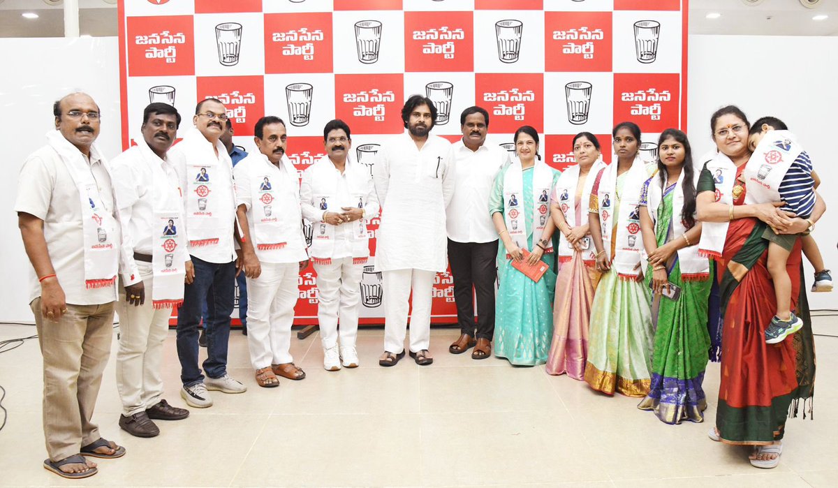 KiranBoidhapu's tweet photo. జనసేన పార్టీలో చేరిన విశాఖకు చెందిన వైసీపీ కార్పొరేటర్లు.
కండువాలు కప్పి పార్టీలోకి ఆహ్వానించిన జనసేన అధినేత, ఉప ముఖ్యమంత్రి శ్రీ @PawanKalyan గారు
జనసేన విశాఖ నగర అధ్యక్షులు, సౌత్ ఎమ్మెల్యే @ChVamsiYadav గారి ఆధ్వర్యంలో చేరిక 👌👏
#JanaSena #Joinings https://t.co/J7ZMiAsaEQ