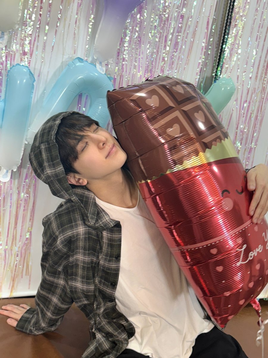 [📸] HBD to YOUNGHOON🎂 두바이초콜릿보다 달콤한 천재 요리사 영훈이의 생일이 곧 다가옵니다🍫 오늘 미리 생일 축하해 준 더비들 너무 고마워요🤎

#THEBOYZ #더보이즈
#YOUNGHOON #영훈