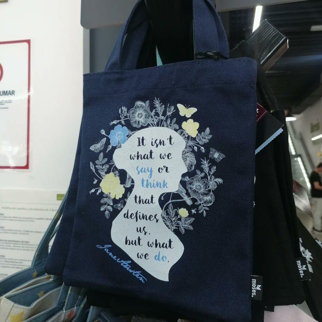 sitiojaneausten's tweet photo. #merchadising y #libros de #JaneAusten en @librerialuces de #Malaga
#livres #books #gifts #shutupandtakemymoney #haydetodo #Austenbrand #stuff #regalos #compras #librerias #bookshops 
https://t.co/APGsthCiBZ https://t.co/23pjby7Ouf