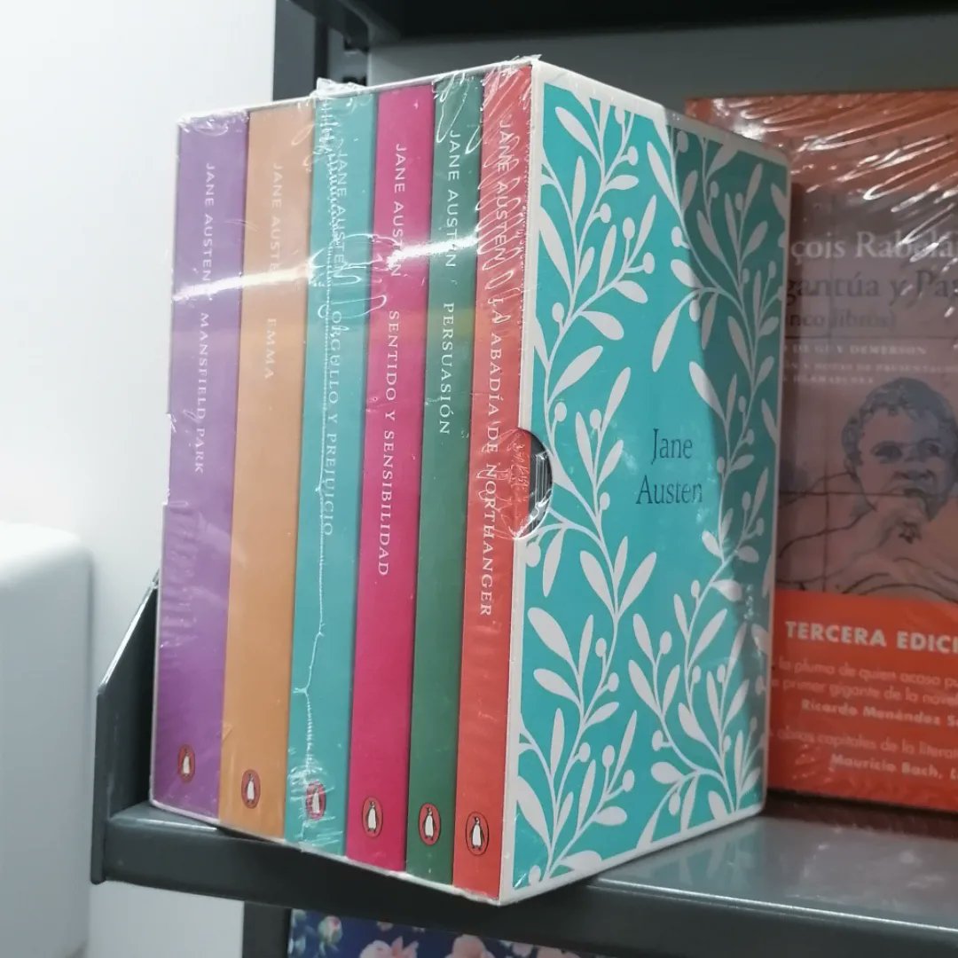 sitiojaneausten's tweet photo. #merchadising y #libros de #JaneAusten en @librerialuces de #Malaga
#livres #books #gifts #shutupandtakemymoney #haydetodo #Austenbrand #stuff #regalos #compras #librerias #bookshops 
https://t.co/APGsthCiBZ https://t.co/23pjby7Ouf