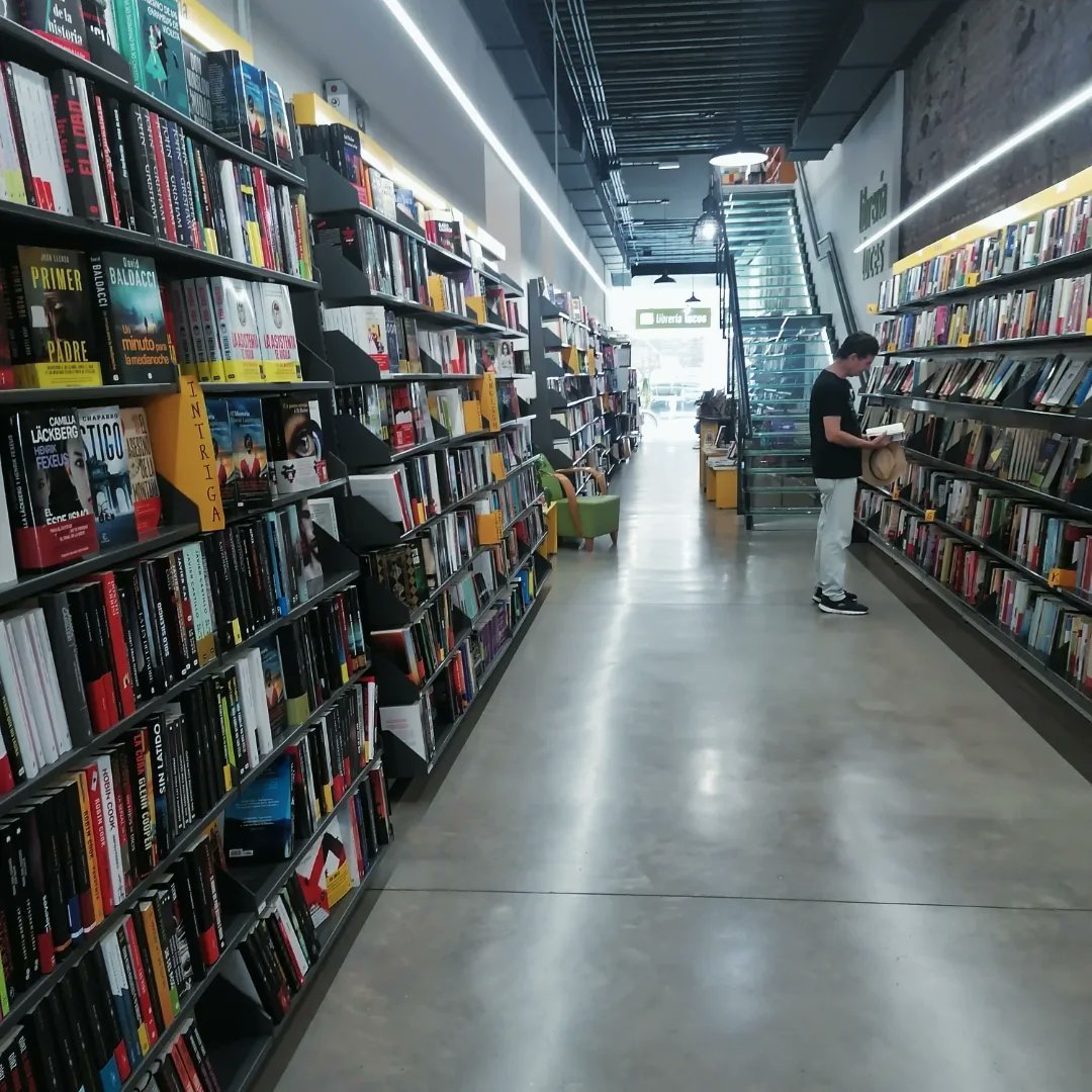 sitiojaneausten's tweet photo. #merchadising y #libros de #JaneAusten en @librerialuces de #Malaga
#livres #books #gifts #shutupandtakemymoney #haydetodo #Austenbrand #stuff #regalos #compras #librerias #bookshops 
https://t.co/APGsthCiBZ https://t.co/23pjby7Ouf