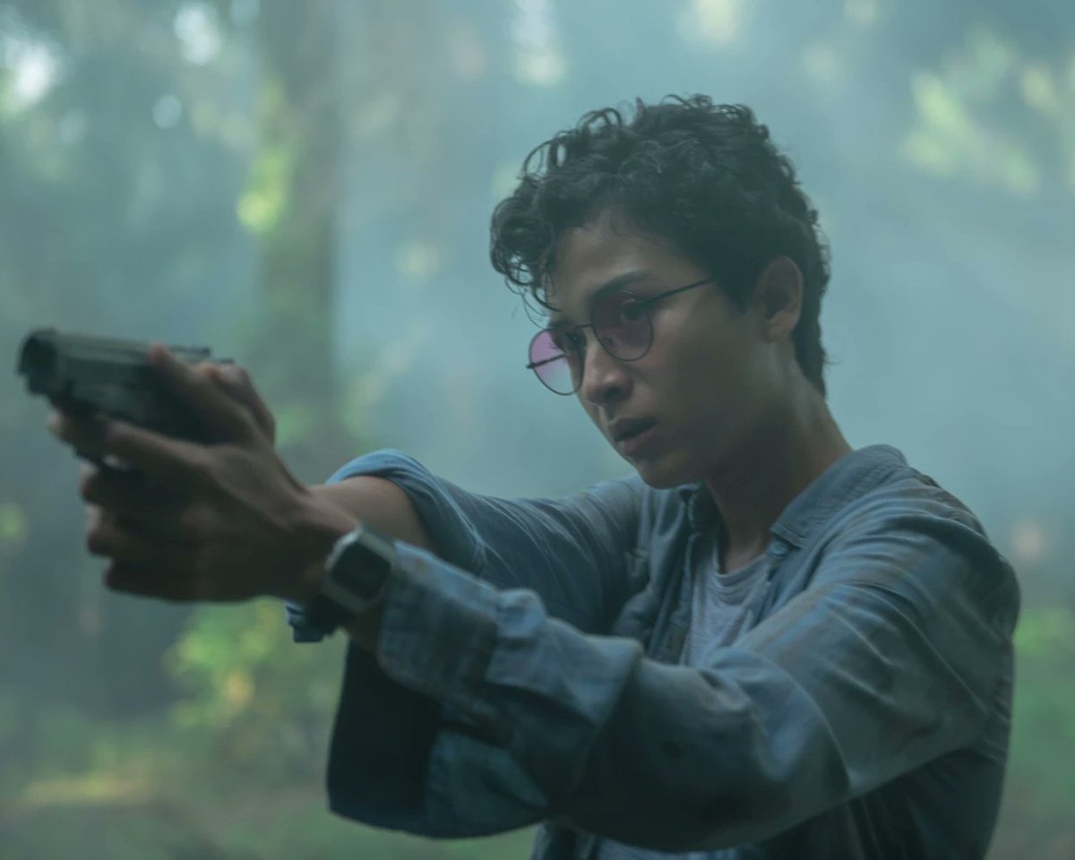 FILMDIENST's tweet photo. Im Thriller #BorderlessFog des indonesischen Regisseurs Edwin geht es um eine Ermittlerin aus Jakarta, die im Grenzgebiet zwischen Indonesien und Malaysia bizarre Mordfälle aufklären soll. Läuft seit 1.8. bei #Netflix und lohnt sich, findet @Kinomensch https://t.co/VeejmwCELe https://t.co/vfyPibn4FJ