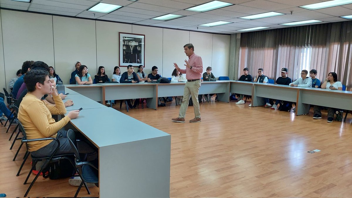 Unimet's tweet photo. #AHORA el secretario general de la #UNIME, @santyperera, ofrece charla a 32 Estudiantes del #CPES, en la sala José Abdala de @BiblioUnimet. 

Estos jóvenes vivirán luego una experiencia con los lentes de realidad virtual https://t.co/O6UCy14Nux