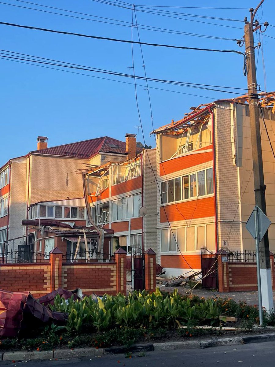 Прямо сейчас и ещё с ночи, идет попытка ВСУ прорваться через границу Курска тяжелой техникой.  Ракетные обстрелы возобновляются каждые два часа буквально, по всему городу раскидало обломки БПЛА. На фото - Суджа, в 80 км от Курска, Курский район, там сегодня погибли люди