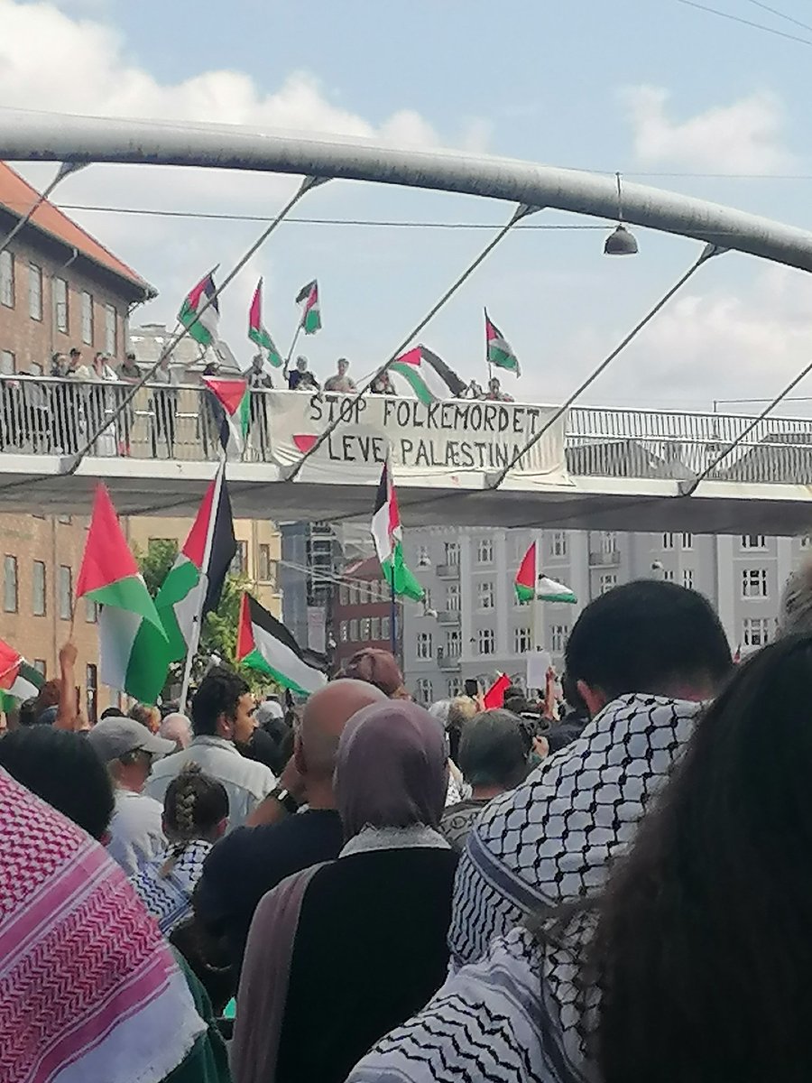 simonga_s's tweet image. Rigtig smuk Palæstina demo i lørdags. Fra Nuuks plads til ATP for at protestere mod deres(vores) investering i Terma. Samt den danske stats tilladelse til at de må sælge våbendele til Israel.
#dkpol