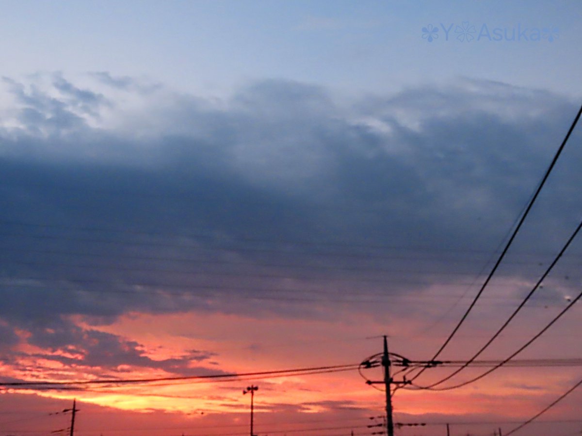 yumeasutw's tweet photo. 盛大に焼けました🌆

日の入り後
黒雲の向こうが見る見る
茜色に🟥

#夕空 #夕焼け #電柱 #電線
#マジックアワー #ゴールデンアワー #トワイライト #薄明 #sunset #twilight #夕暮れ #レイリー散乱
#空の名前
#天気の図鑑 #雲の超図鑑
#a2024  #a0806 #a202408 #a2024082 https://t.co/YcnOBBVVF0