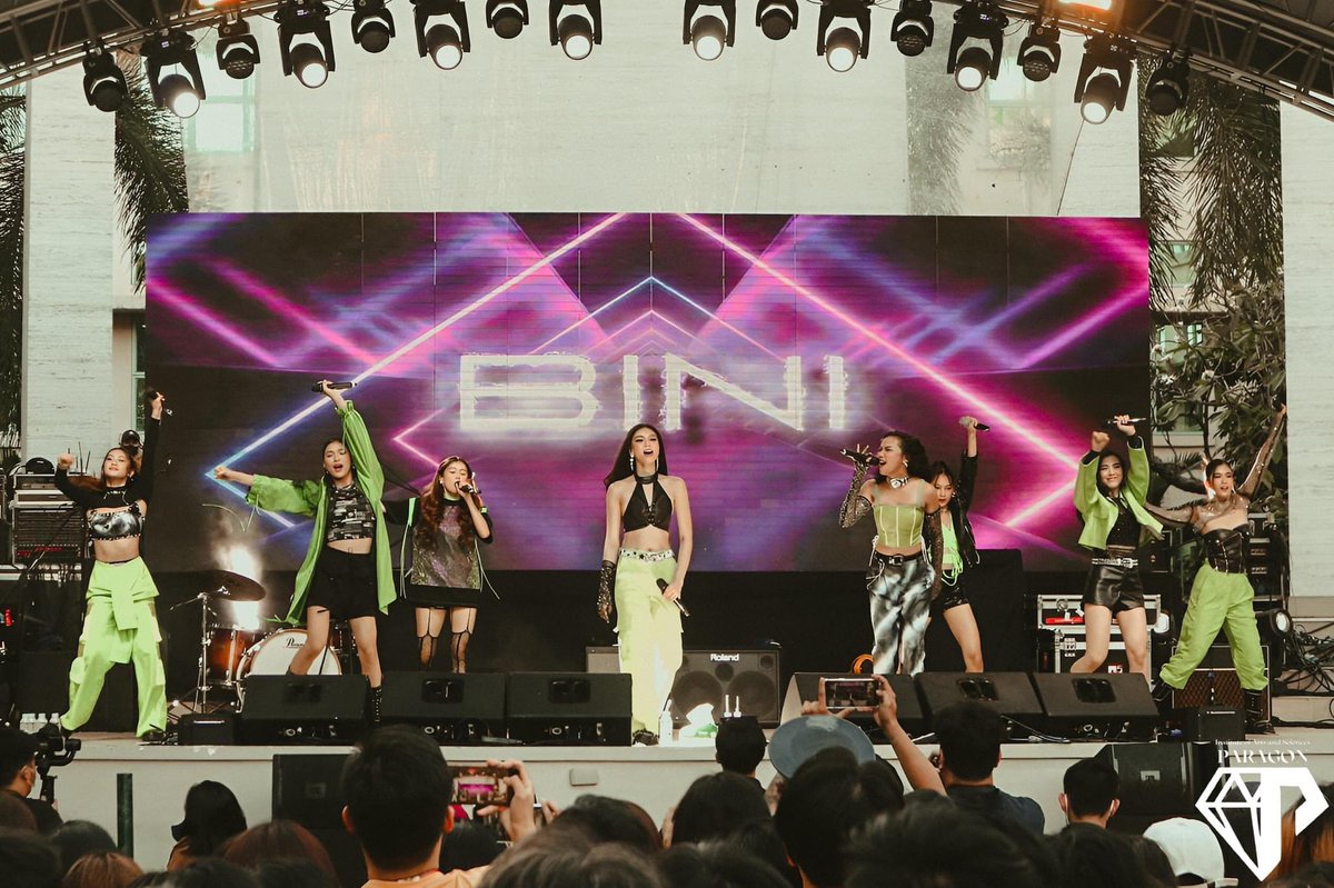 aiahtot2725's tweet photo. Throwback when @BINI_ph performed in FEU and after 1 year the FEU blooms community was formed💚🔰💛

Proud ako sabihin na isa rin ang university namin sa mga naunang nag tiwala na kunin ang BINI at mag perform sa school namin.

🧵:

#BINI #BINIph #FEUBLOOMS https://t.co/4qM90AAthS