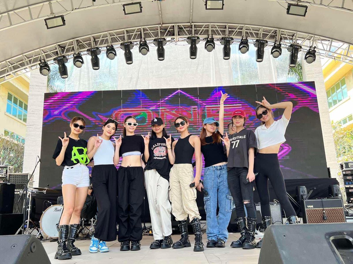 aiahtot2725's tweet photo. Throwback when @BINI_ph performed in FEU and after 1 year the FEU blooms community was formed💚🔰💛

Proud ako sabihin na isa rin ang university namin sa mga naunang nag tiwala na kunin ang BINI at mag perform sa school namin.

🧵:

#BINI #BINIph #FEUBLOOMS https://t.co/4qM90AAthS