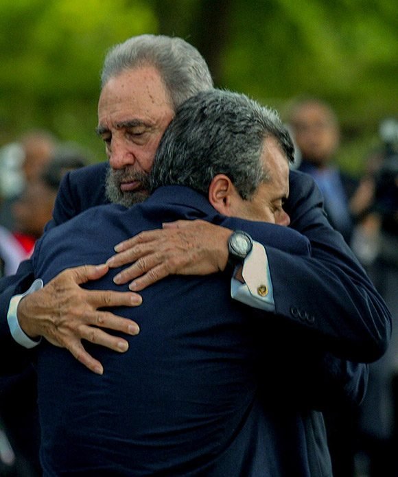 MTSS_CUBA's tweet photo. (...), cada vez que nos encontrábamos, pasaban cosas muy  lindas, Fidel se iba convirtiendo en mi papá… el papá que mi papá dejó,  que también era el papá de todos. (...) Fidel era un  padre… es un PADRE con mayúsculas. (Carlos Alberto Cremata Malberti) #FidelPorSiempre https://t.co/jrKbZXy3Q2