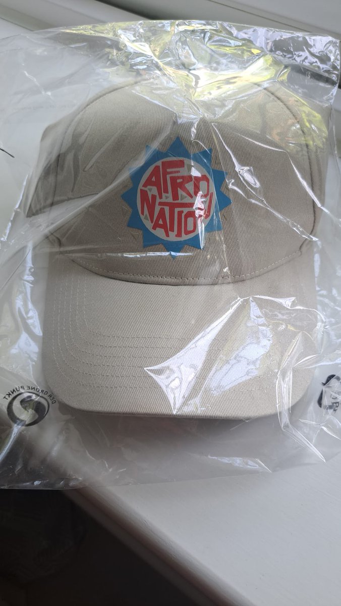 AnStFo123's tweet photo. @justhypeuk Purchased lucky dip and shocked at quality and faulty products and random non Hype branded products (see photo) that were received.  Customer service ignoring requests to replace faulty/not as described items, which is terrible. Please can you sort this ASAP. https://t.co/09ld24apps