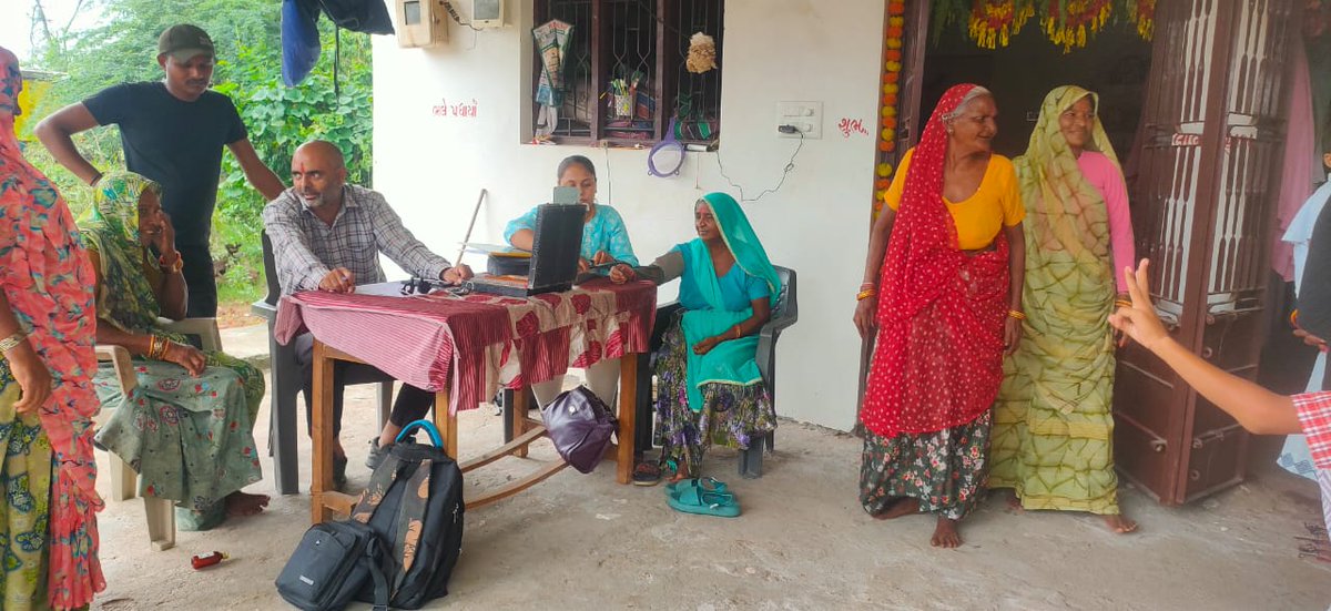 PHC_BAMNA's tweet image. આજરોજ પ્રા. આ. કેન્દ્ર. બામણા ના માકડી ગામ ખાતે opthelmic aassistant, FHW, CHO ની મદદથી આંખની તપાસણી માટે કૅમ્પ રાખવામાં આવ્યો જેમાં Refraction 25, cataract 6, immature cataract 4 glucoma 1,other 14 દર્દી ઓની તપાસ કરાવામાં આવી