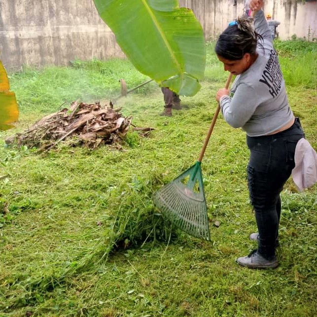 Serpumar_APM's tweet photo. #06AGO El equipo de mantenimiento parroquial de la Jefatura de @serpumarsm realiza la limpieza y desmalezamiento de las áreas verdes del CDI el Tierral, siguiendo las orientaciones del presidente @nicolasmaduro y alcaldesa @johanitakenpo 
#ChaoWhatsApp https://t.co/ATcJRhkxXR