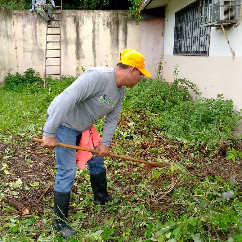 Serpumar_APM's tweet photo. #06AGO El equipo de mantenimiento parroquial de la Jefatura de @serpumarsm realiza la limpieza y desmalezamiento de las áreas verdes del CDI el Tierral, siguiendo las orientaciones del presidente @nicolasmaduro y alcaldesa @johanitakenpo 
#ChaoWhatsApp https://t.co/ATcJRhkxXR
