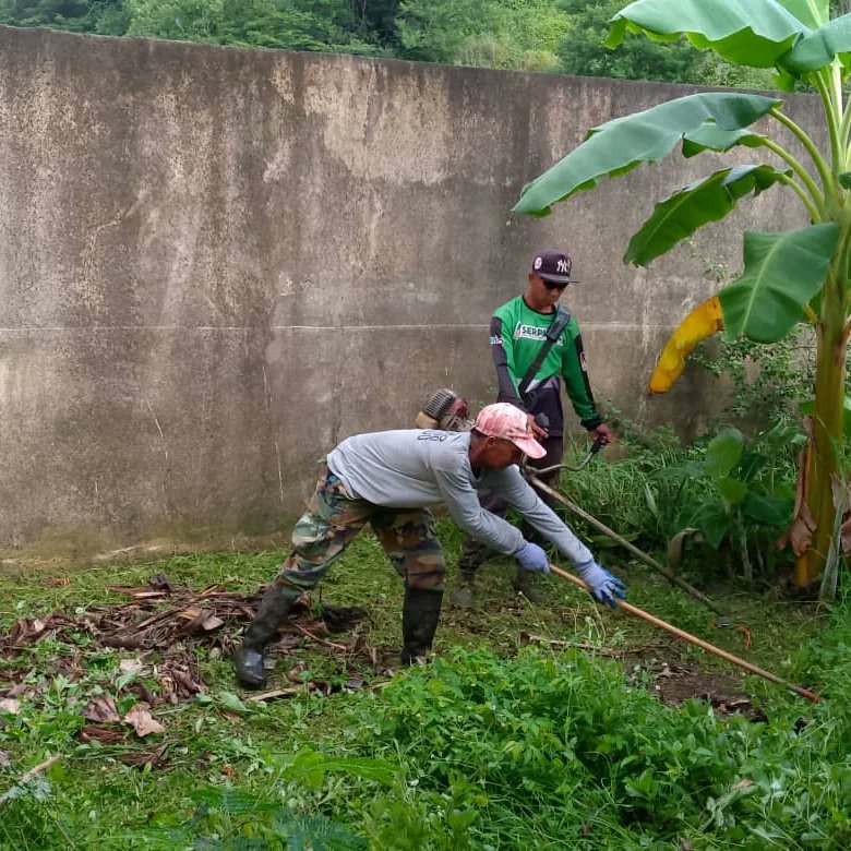 #06AGO El equipo de mantenimiento parroquial de la Jefatura de <a href="/serpumarsm/">serpumarsm</a> realiza la limpieza y desmalezamiento de las áreas verdes del CDI el Tierral, siguiendo las orientaciones del presidente @nicolasmaduro y alcaldesa <a href="/johanitakenpo/">Joana Sánchez</a> 
#ChaoWhatsApp