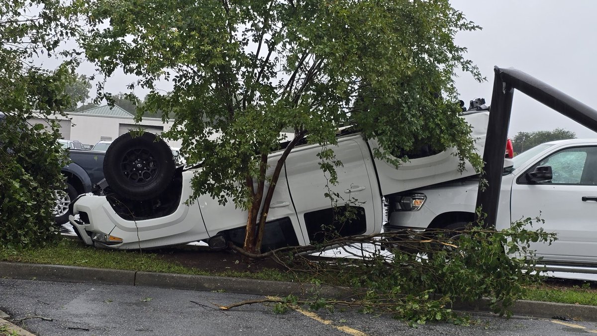 nikkigaskins's tweet photo. Some of the damage I woke up to this morning in Moncks Corner. The rain is coming down pretty hard this morning still. (1 of 2) #chswx  #berkeleycountysc #chsnews #Debby #DEBBY2024 https://t.co/VXaQCm5fAx