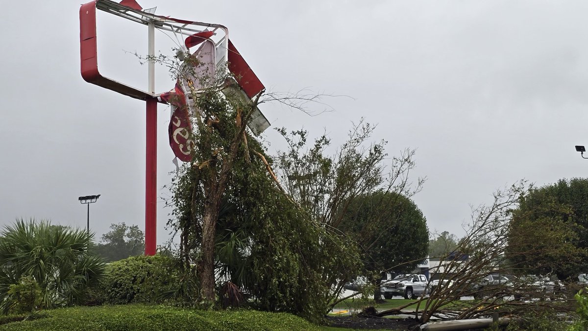 nikkigaskins's tweet photo. Some of the damage I woke up to this morning in Moncks Corner. The rain is coming down pretty hard this morning still. (1 of 2) #chswx  #berkeleycountysc #chsnews #Debby #DEBBY2024 https://t.co/VXaQCm5fAx