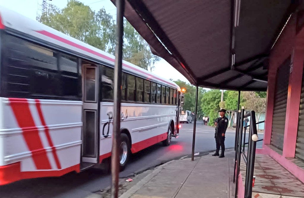 PNCSV's tweet photo. Estamos desplegados en diferentes puntos de la colonia Santa Lucía, en Ilopango, nuestros agentes previenen la delincuencia en paradas de buses y calles donde transitan los salvadoreños.

#PlanControlTerritorial https://t.co/nntlTwwthG