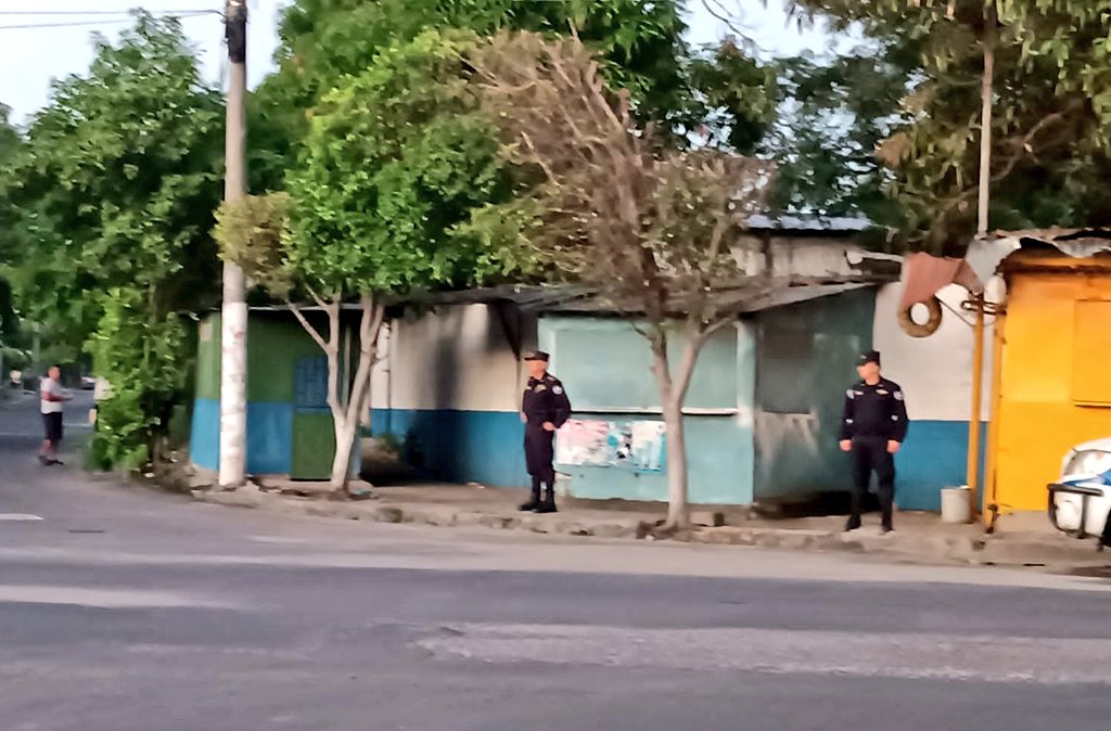 PNCSV's tweet photo. Estamos desplegados en diferentes puntos de la colonia Santa Lucía, en Ilopango, nuestros agentes previenen la delincuencia en paradas de buses y calles donde transitan los salvadoreños.

#PlanControlTerritorial https://t.co/nntlTwwthG