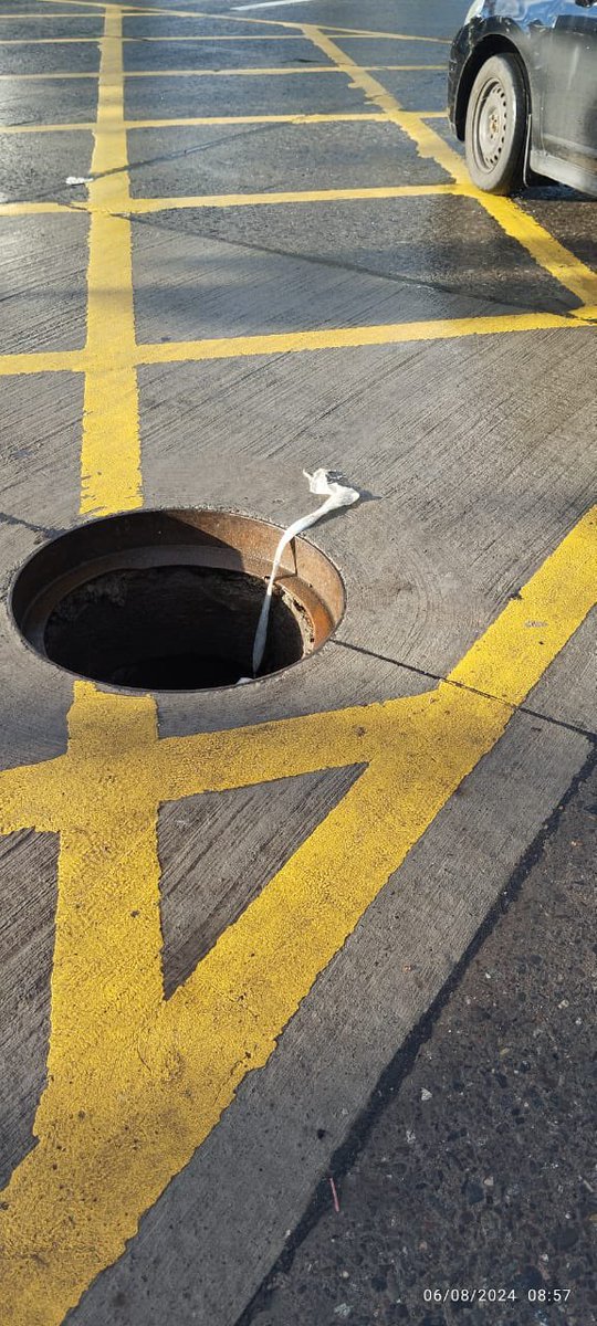 IngridConcejala's tweet photo. @aguas_andinas Sumamente peligroso, colector sin tapa en Gran Avenida con Locarno, paradero 18, La Cisterna. Ayuda por favor 🙏 https://t.co/0PoY5Fv0qu