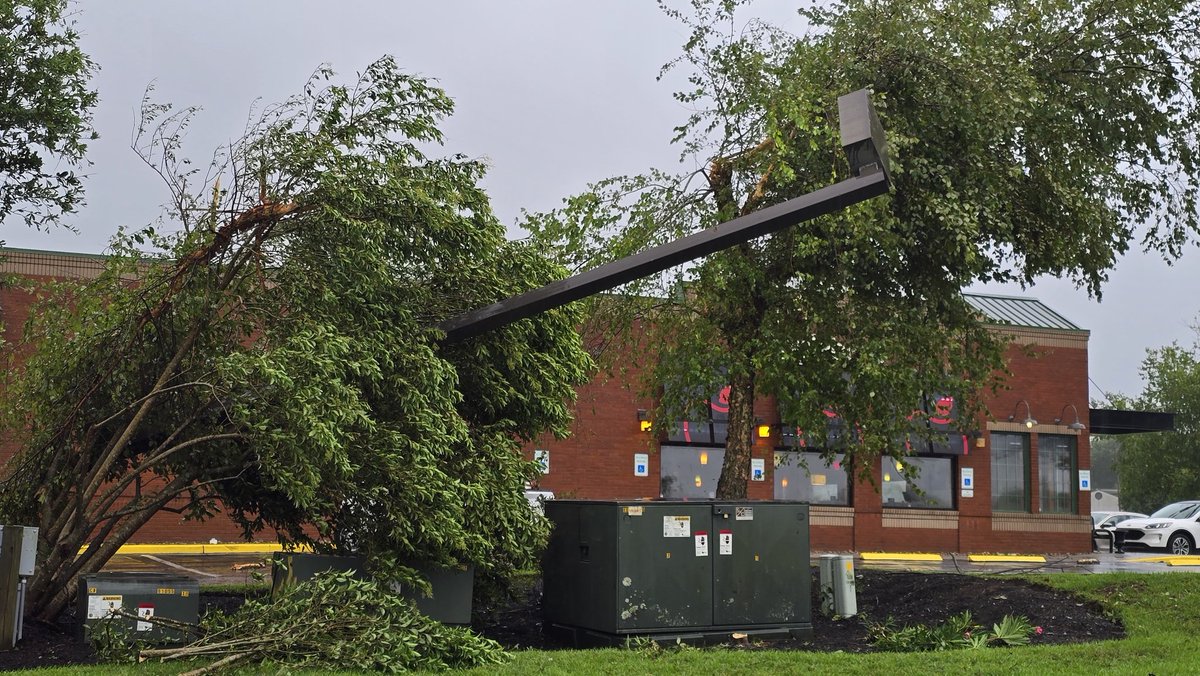 nikkigaskins's tweet photo. A few more pics from this morning. For the most part, it looks like only the Applebee's and Arby's were the only ones badly damaged. (2 of 2) #chswx #chsnews #berkeleycountysc #Debby https://t.co/b5KmKHieHr