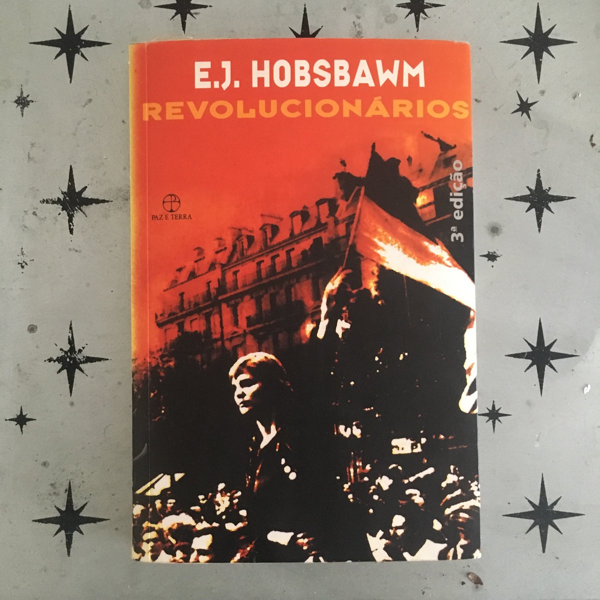 FecalomaR81693's tweet image. 📕#Revolucionários, de Eric J. Hobsbawm. Autor de clássicos como A era dos extremos e A era das revoluções, #Hobsbawm é um dos poucos intelectuais contemporâneos que realmente fazem jus a essa alcunha. Nesta coletânea de ensaios destacamos o texto Revolução e sexo. Atualíssimo!