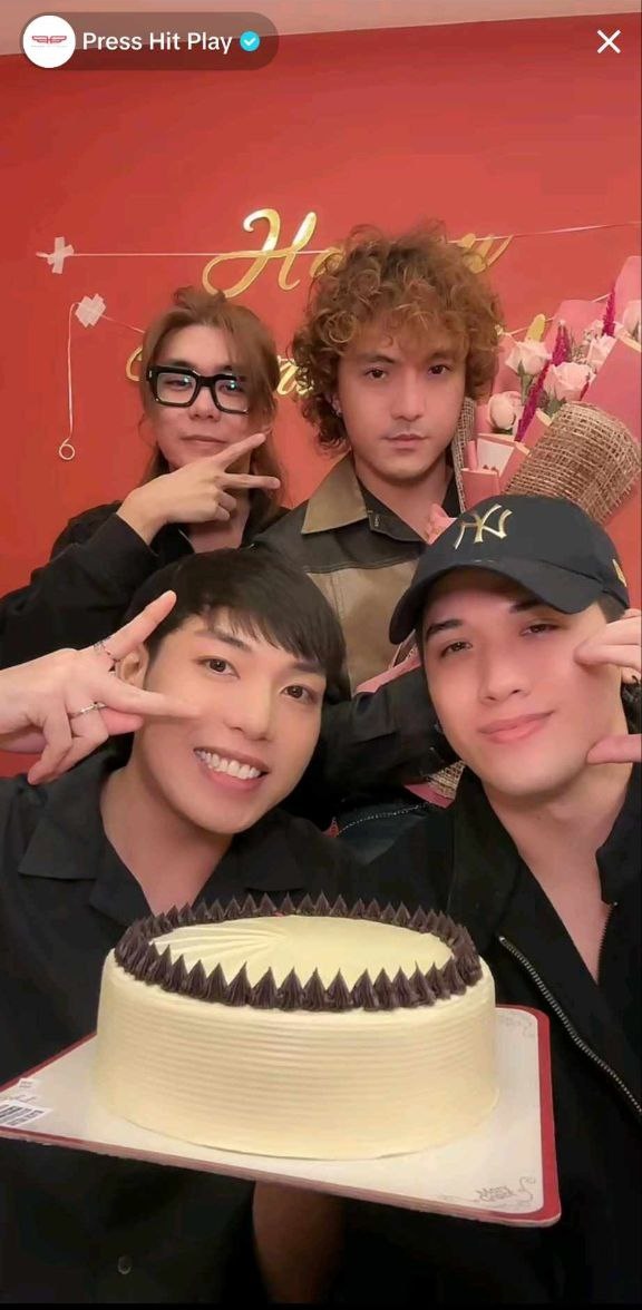 PHPPearls's tweet photo. [08062024 | PHP TIKTOK LIVE]

Today's tiktok live was so special~ 🥰
Thank you for reminiscing with PHP! 💛

PRESS HIT PLAY ANNIV3RSARY
#3YearsWithPHP #PHPAnniversary #Press_Hit_Play @PressHitPlay https://t.co/p9toFvRbDz
