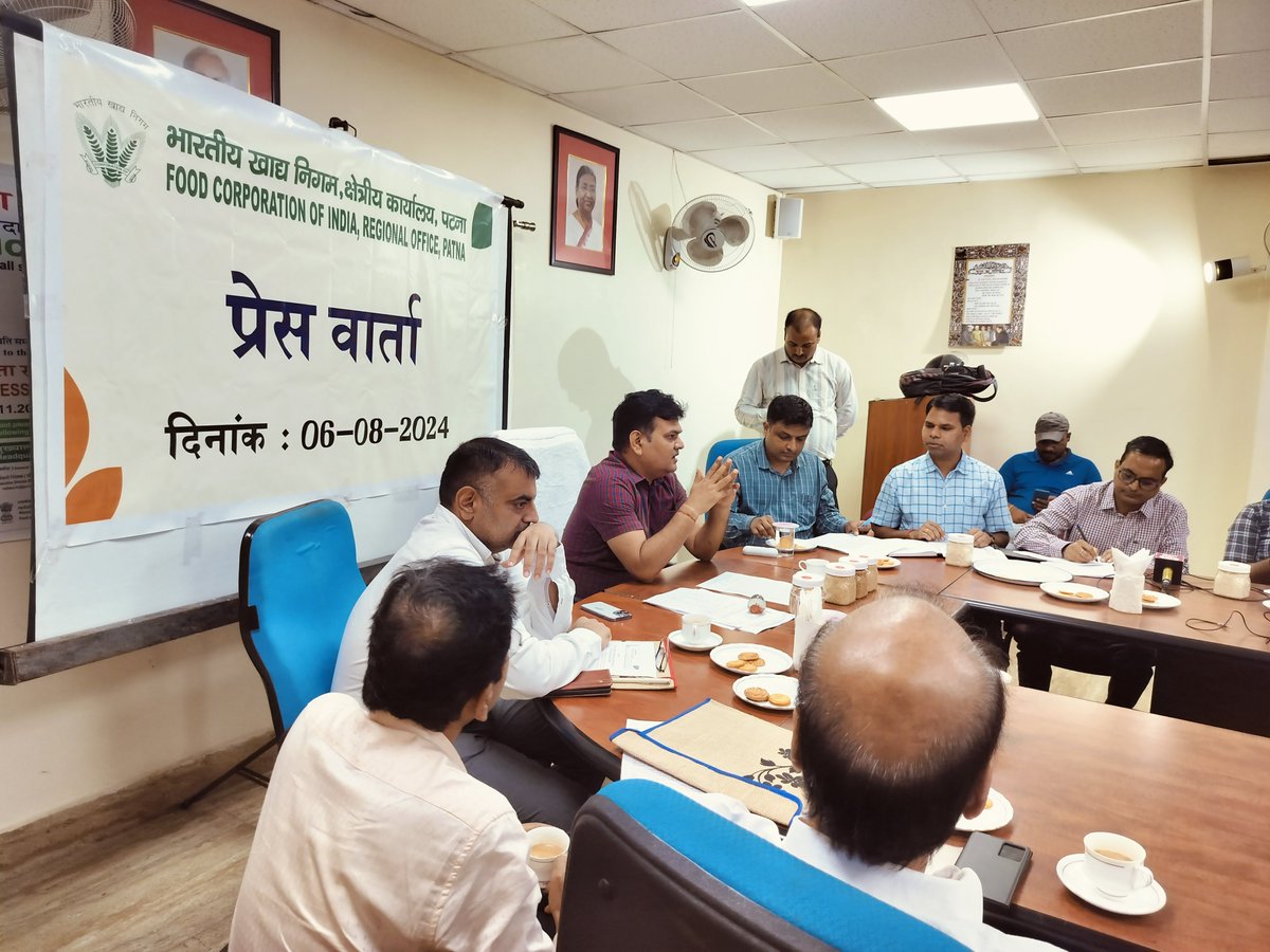 BiharFci's tweet photo. #भारतीय_खाद्य_निगम, क्षेत्रीय कार्यालय,पटना में आज आयोजित #प्रेस_वार्ता में महाप्रबंधक(क्षेत्र) श्री अमित भूषण द्वारा ओपन मार्केट सेल स्कीम #OMSS के तहत चावल की बिक्री संबंधी जानकारी #मीडिया  प्रतिनिधियों एवं #स्टेक_होल्डरों को प्रदान किया गया । #FoodForAll #खाद्यसुरक्षाFCIकावादा https://t.co/Q2PJblr5FA