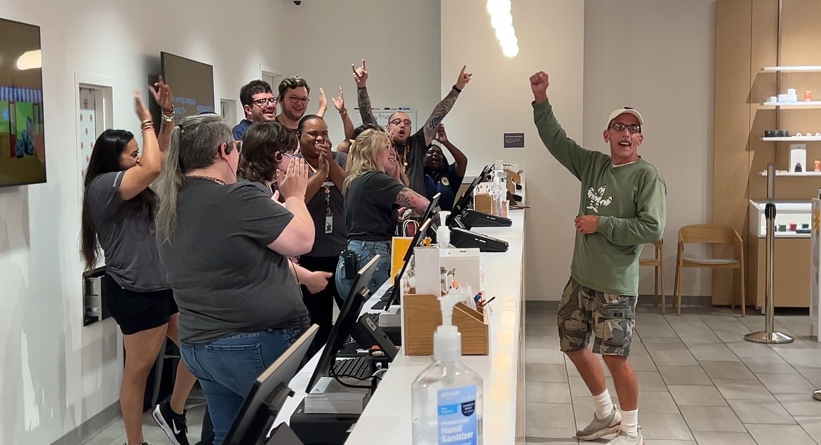 We’re celebrating the first sale of adult-use cannabis in Ohio at Sunnyside Cincinnati! Thank you to everyone who worked to make this moment happen. Let’s go O-HIGH-O! 💚💚