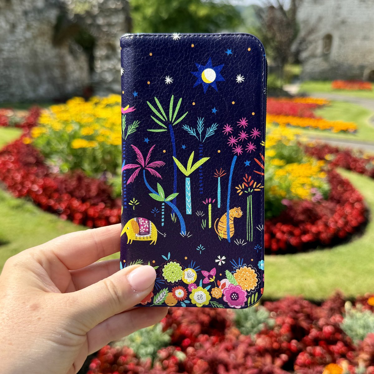 StringberryUK's tweet image. Roam free under the stars! 🌌🐘
Carry your essentials in this elephant themed wallet case and light up the night. 

#elephantlovers #walletphonecase #hiddentigers #phonecase #beautifulphonecase 

stringberry.com/collections/al…