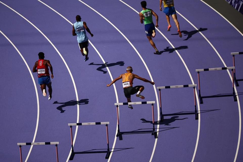 tdmascrc's tweet photo. ¡A las semifinales de los 400 metros vallas! Gerald Drummond Hdez clasificó con un tiempo de 48.78 en su ronda de repechaje. Gigante ❤️‍🔥🇨🇷 https://t.co/Rbcp5vvYrv