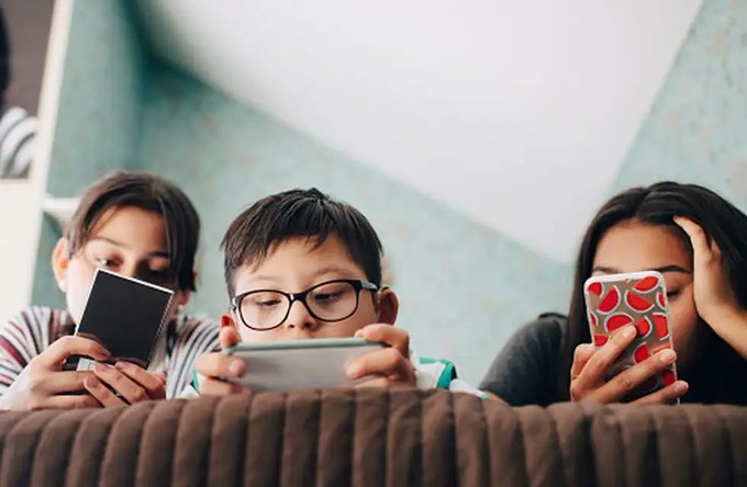 InfocentroReal's tweet photo. Venezuela impulsa proyecto «Cero Pantalla, Vive la Vida» para disminuir uso excesivo de dispositivos entre los jóvenes  La iniciativa busca preservar los juegos tradicionales y fomentar el desarrollo cognitivo https://t.co/YUyaCaHJi5