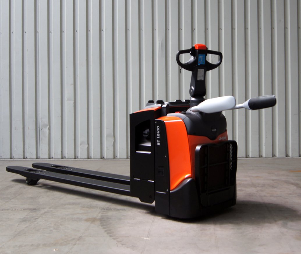 Direct uit eigen voorraad, voor verhuur of verkoop: BT LPE250 meerijder op lithium in lange uitvoering, 55 x 235cm. Informeer op info@vorkheftrucks.nl