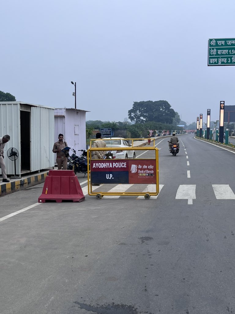 anks17's tweet image. @myogiadityanath @myogioffice @CMOfficeUP @Uppolice @dgpup 
This is 6:47am on Monday. Entire road is empty, police says “it is no entry” due to security. But govt vehicles &amp;amp; bikes are allowed. What will Sr citizens do? Can they walk to Ram temple? #stopmisuse of police powers pls
