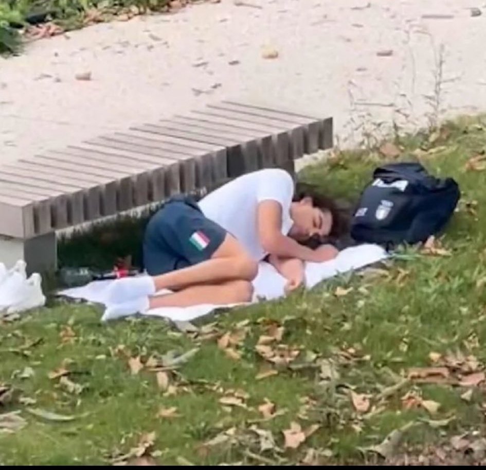 Krishna_Bihari's tweet image. This is Thomas Ceccon - he just won an Olympics Swimming Gold Medal.

Here he is sleeping on a park bench as The Olympics went ‘green’ which means no Air Conditioning &amp;amp; small beds made of cardboard.

Peak insanity.