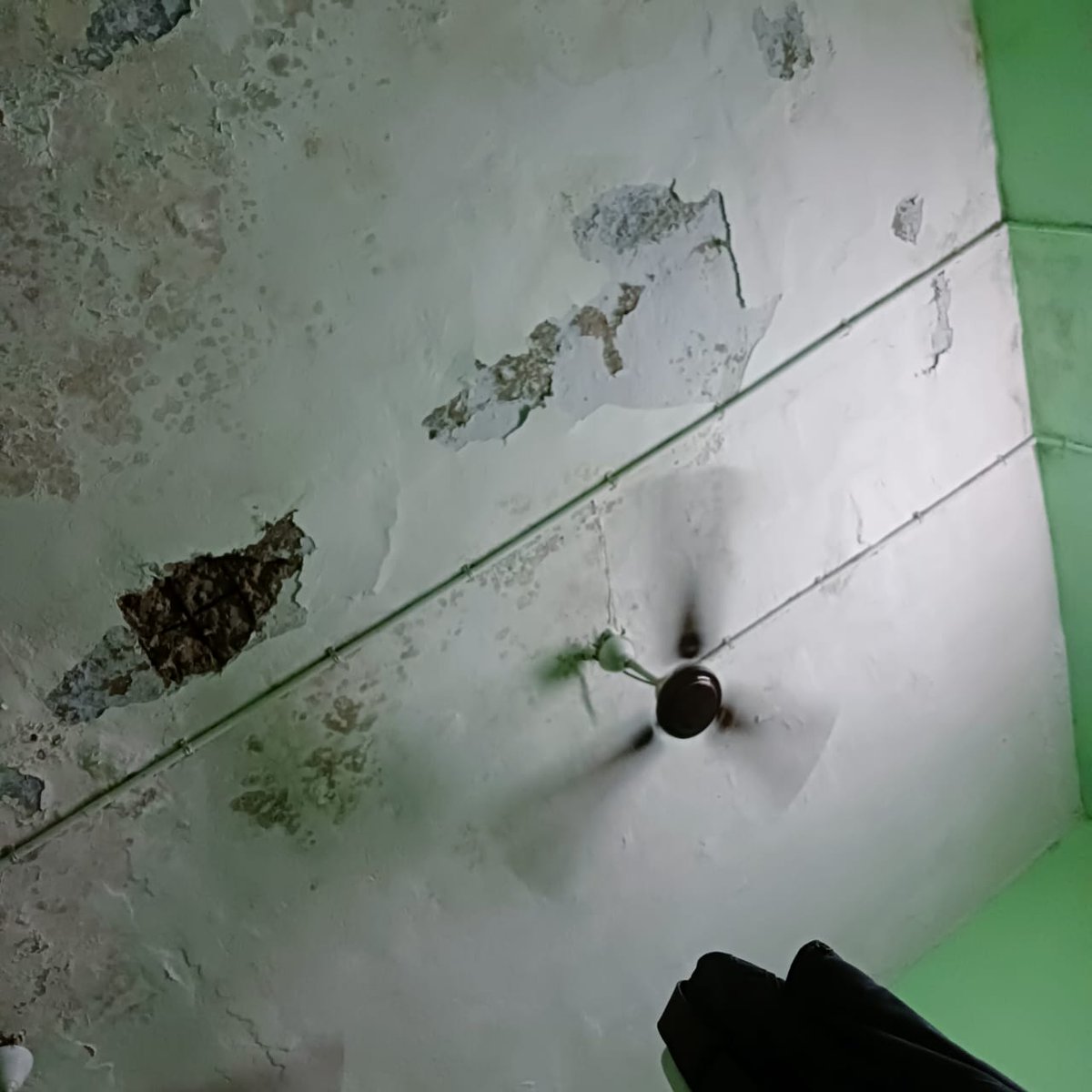 अभी पंडित दीन दयाल उपाध्याय जंक्शन के टीटीई रेस्ट हाउस के रूम नंबर 10 में स्टाफ के ऊपर जर्जर छत का कुछ हिस्सा गिरा पूर्व में भी लगातार कहने पे भी कोई कार्यवाही नहीं हो रही हैl <a href="/AshwiniVaishnaw/">Ashwini Vaishnaw</a> <a href="/DRM_DDU/">DRM Pt. Deen Dayal Upadhyaya Division</a> <a href="/ECRlyHJP/">East Central Railway</a> <a href="/RailMinIndia/">Ministry of Railways</a> <a href="/RailwaySeva/">RailwaySeva</a> <a href="/irtcso/">IRTCSO</a> <a href="/srdcm_prayagraj/">Senior DCM Prayagraj</a> <a href="/PMOIndia/">PMO India</a>