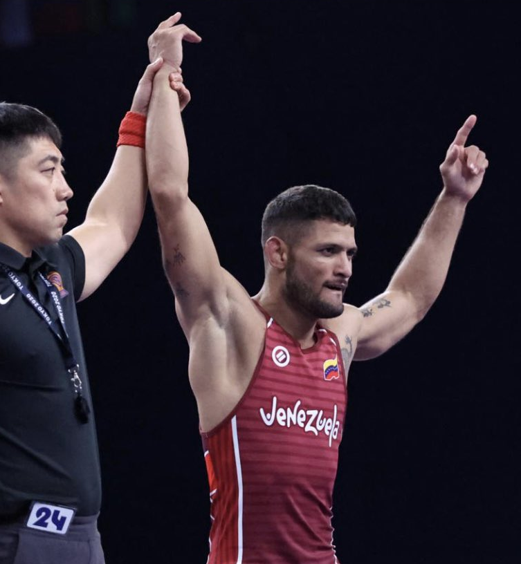 ¡El venezolano Raiber Rodríguez 🇻🇪 irá por el bronce 🥉 en lucha grecorromana!

Se impuso 12-1 ante el egipcio Moamen Mohamed en el combate de repechaje. Hoy será rival del norcoreano Ri Se Ung en la categoría 60kg masculino de los #JuegosOlímpicos.